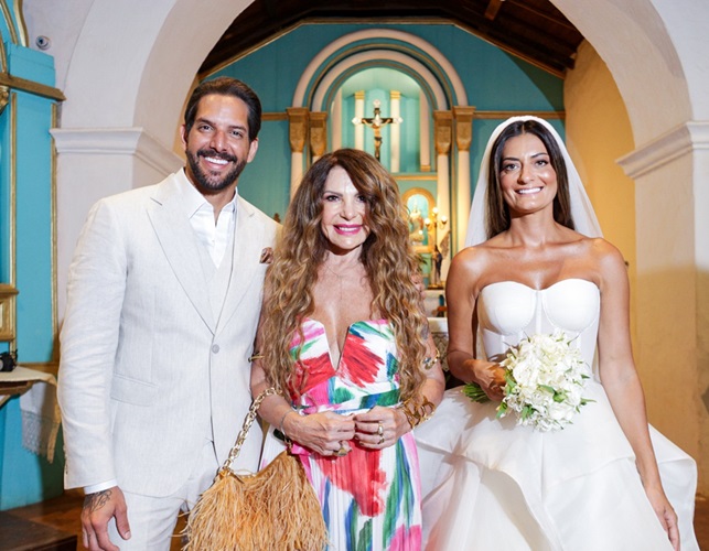 Trancoso: Elba Ramalho canta Ave Maria no casamento de Felipe Pezzoni, da Banda Eva, com Rossana Agnoletto. Veja fotos