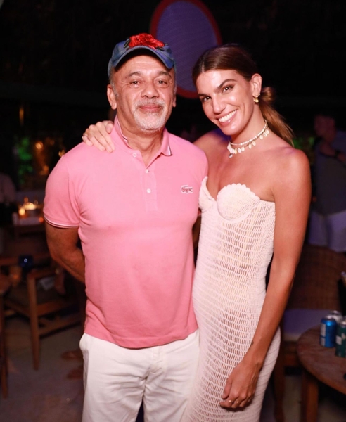 Christian Louboutin, designer do salto de sola vermelha, elege praia na Bahia para passar Réveillon