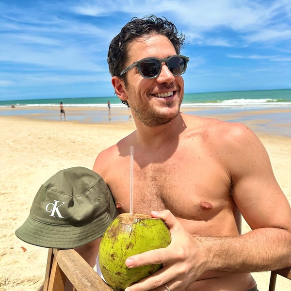 Marco Pigossi aproveita Trancoso entre festas, praias e produções publicitárias